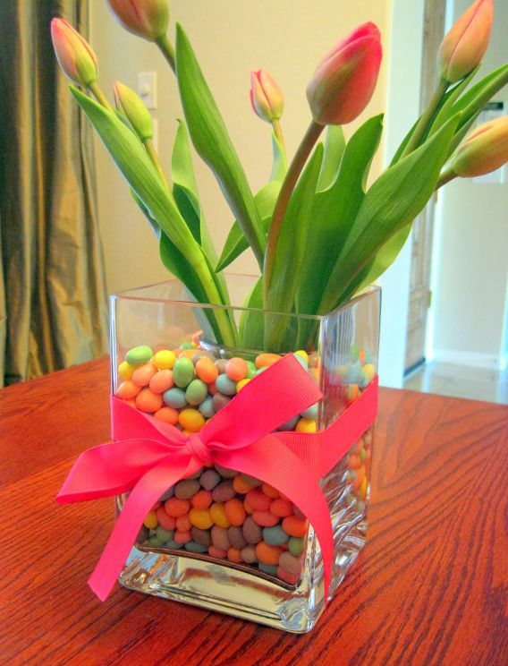 centre-table-Pâques-tulipes-vase-carré-ruban-rose-bonbons-oeufs