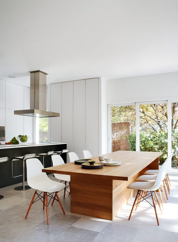 chaises-Eames-table-salle-manger-bois-massif-maison-luxe