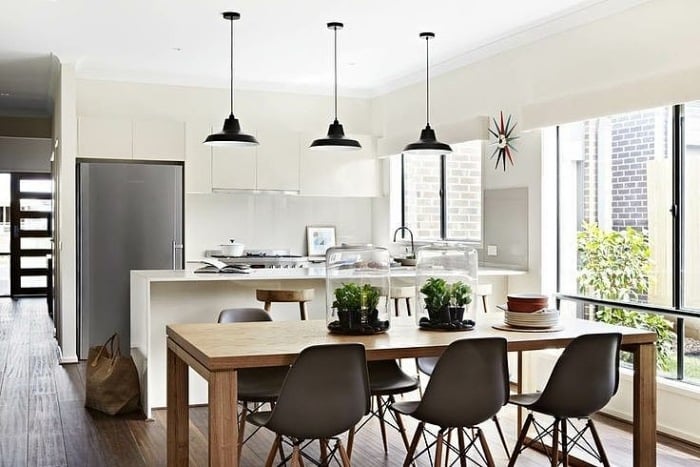 chaises-design-Eames-table-salle-manger-bois-massif