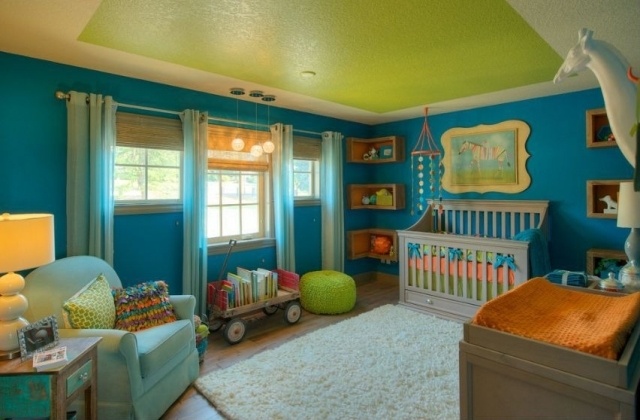 chambre-bebe-peinture-murale-bleue-plafond-vert-fauteuil-lit-tapis