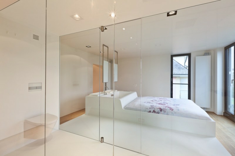 chambre-coucher-design-lit-blanc-tête-lit-bain-paroi-verre-salle-bains chambre à coucher design