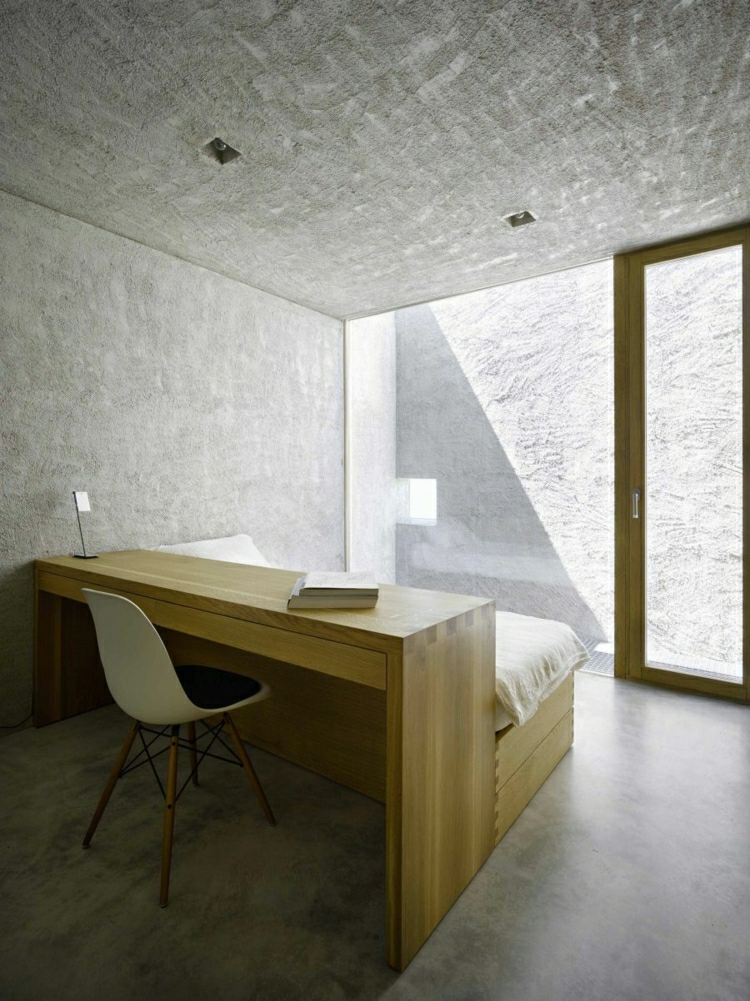 chambre-coucher-design-tête-lit-bois-bureau-chaise-blanche-murs