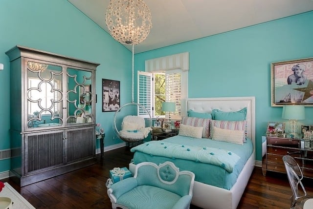 chambre-coucher-peinture-murale-bleue-turquoise-claire