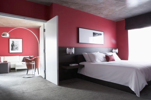 chambre-coucher-peinture-murale-couleur-fuschia-rose-grise