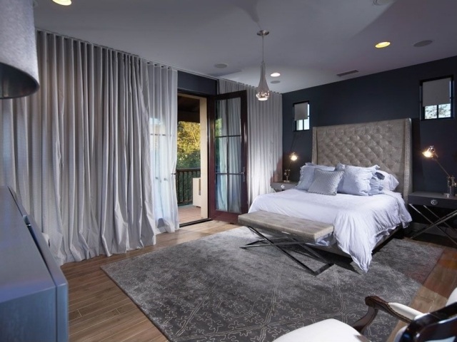 chambre-coucher-peinture-murale-couleur-grise-rideau-grand-lit