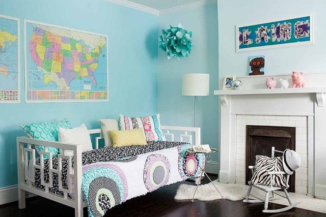 chambre-enfant-peinture-murale-bleue-azur-cheminee-chaise-bascule-deco-murale