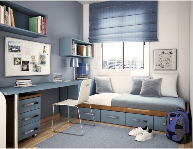 chambre-enfant-peinture-murale-couleur-blanche-bleue-lit-coussins-bureaux-chaises
