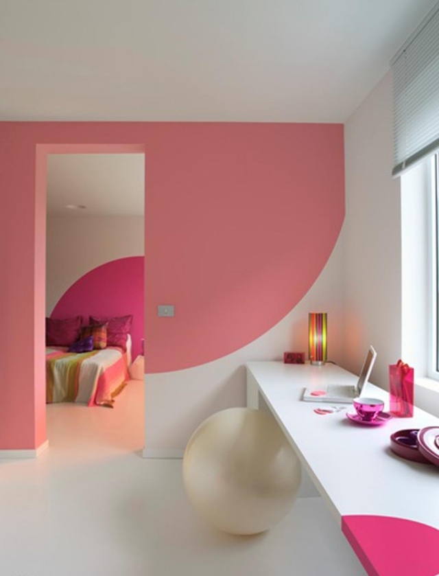 chambre-enfant-peinture-murale-couleur-rose-blanche-bureau