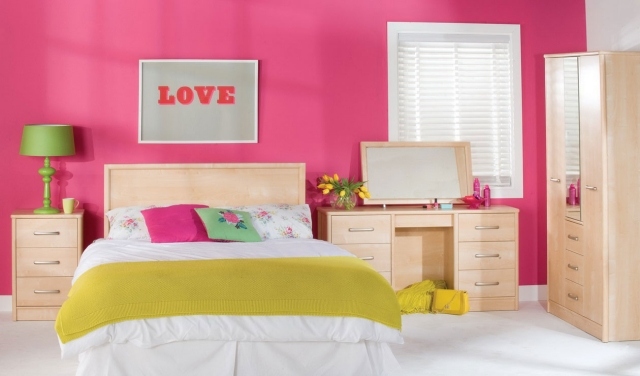 chambre-enfant-peinture-murale-couleur-rose-magenta