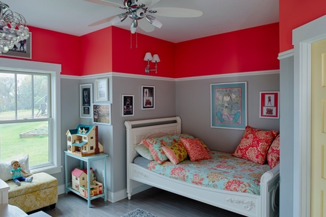 chambre-enfant-peinture-murale-couleur-rouge-beige-lit-coussins