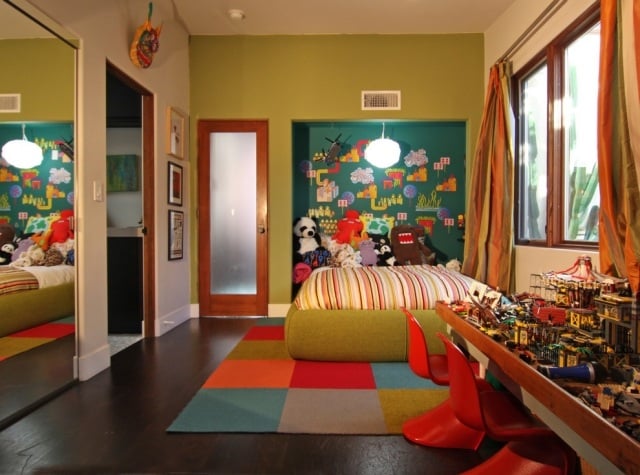 chambre-enfant-peinture-murale-couleur-vert-turquoise-miroir