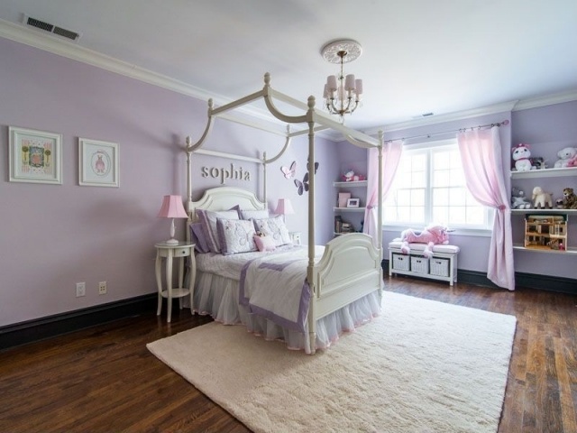 chambre-enfant-peinture-murale-couleur-violet-pale-lit-baldaquin