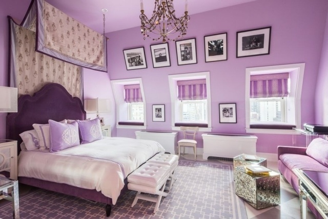 chambre-enfant-peinture-murale-couleur-violette-coussins-lit-canape-chaise