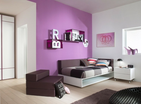 chambre-fille-lit-fauteuil-coussins-mur-violet