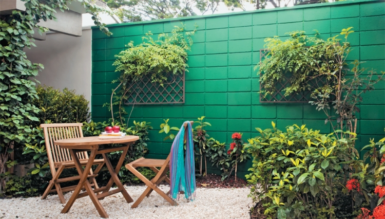 cloture-jardin-verte-plantes-vertes-grimpantes-table-chaises-bois clôture jardin