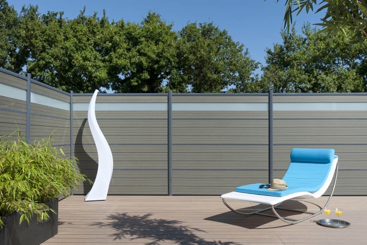 cloture-jardin-wpc-panneaux-gris-chaise-longue clôture jardin