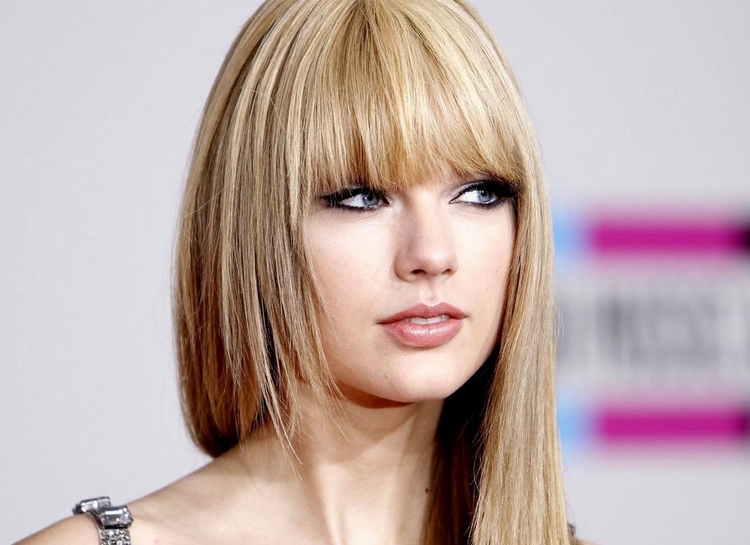 coiffure avec frange longue yeux-cheveux-lisses-Taylor-Swift