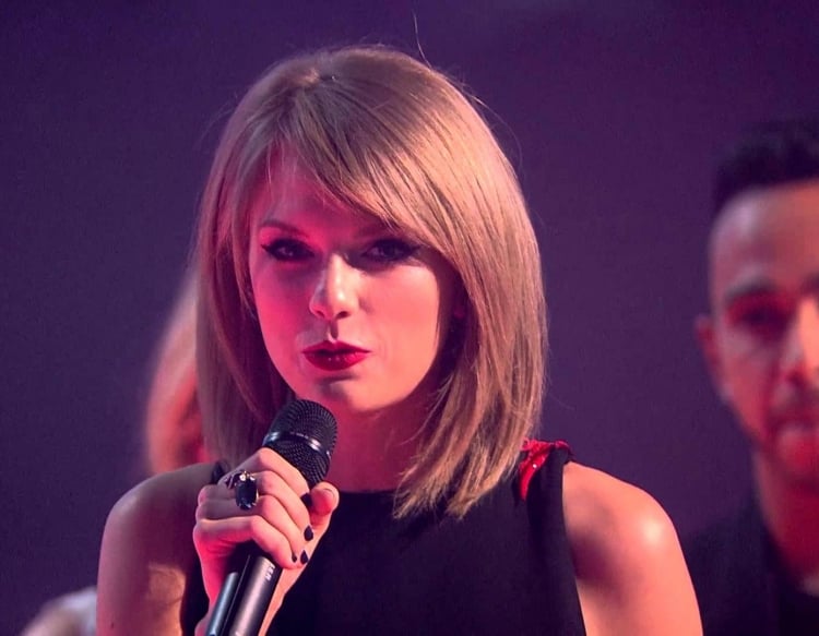 coiffure-cheveux-mi-longs-taylor-swift-brit-awards-coupe-lisse