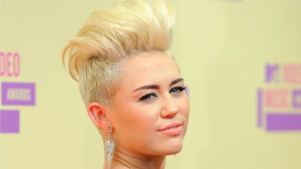 coiffure-femme-cheveux-courts-frange-arriere-Miley-Cirus
