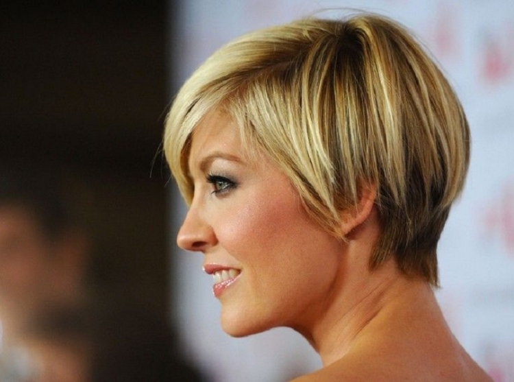 coiffure-femme-cheveux-courts-frange-coupe-degradee