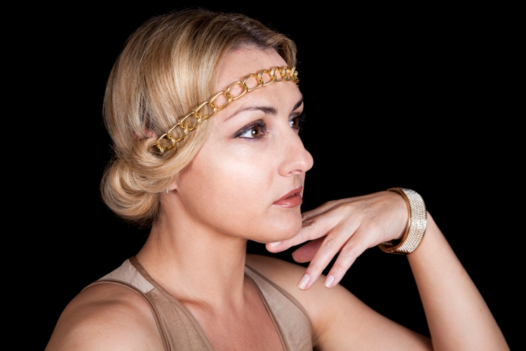 coiffure-femme-chignon-bas-rétro-tiare-or-massif-bracelet