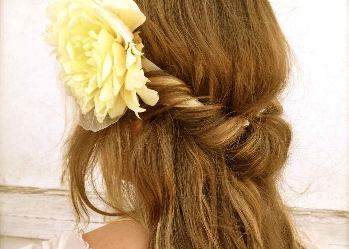 Coiffure femme avec mèches torsadées à faire soi-même
