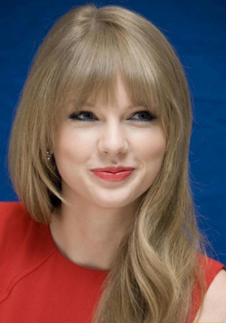 coiffure avec frange cheveux-longs-fins-Taylor-Swift