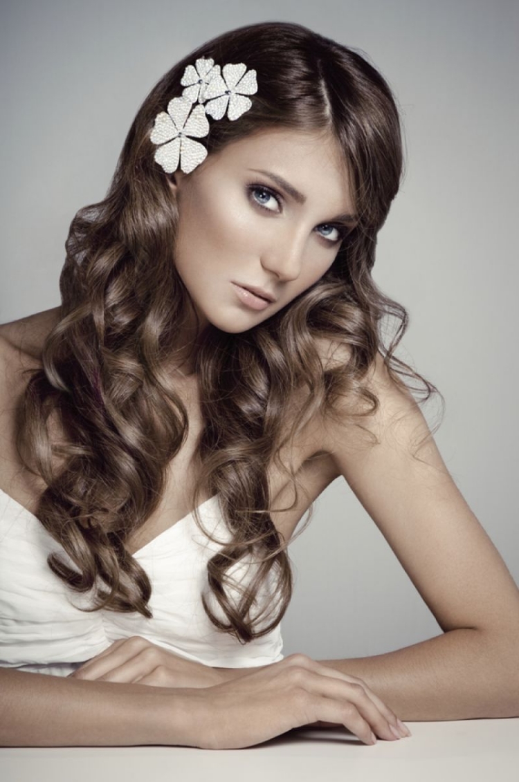 coiffure-mariage-2015-cheveux-lâchés-bouclés-fleurs