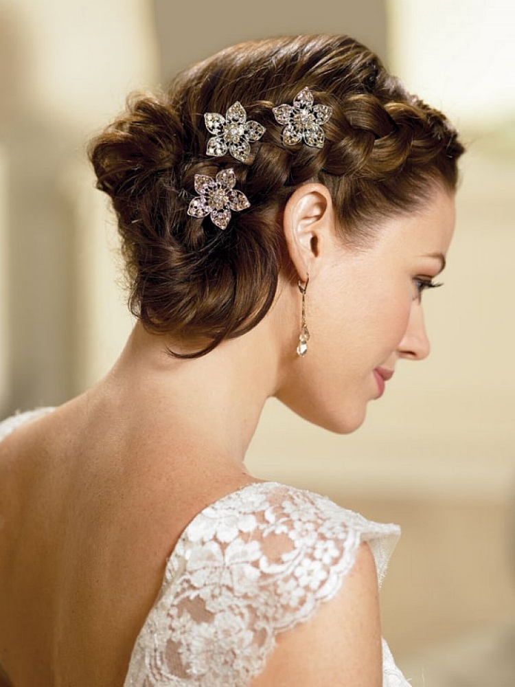 coiffure-mariage-2015-chignon-bas-tresse-fleurs-strass