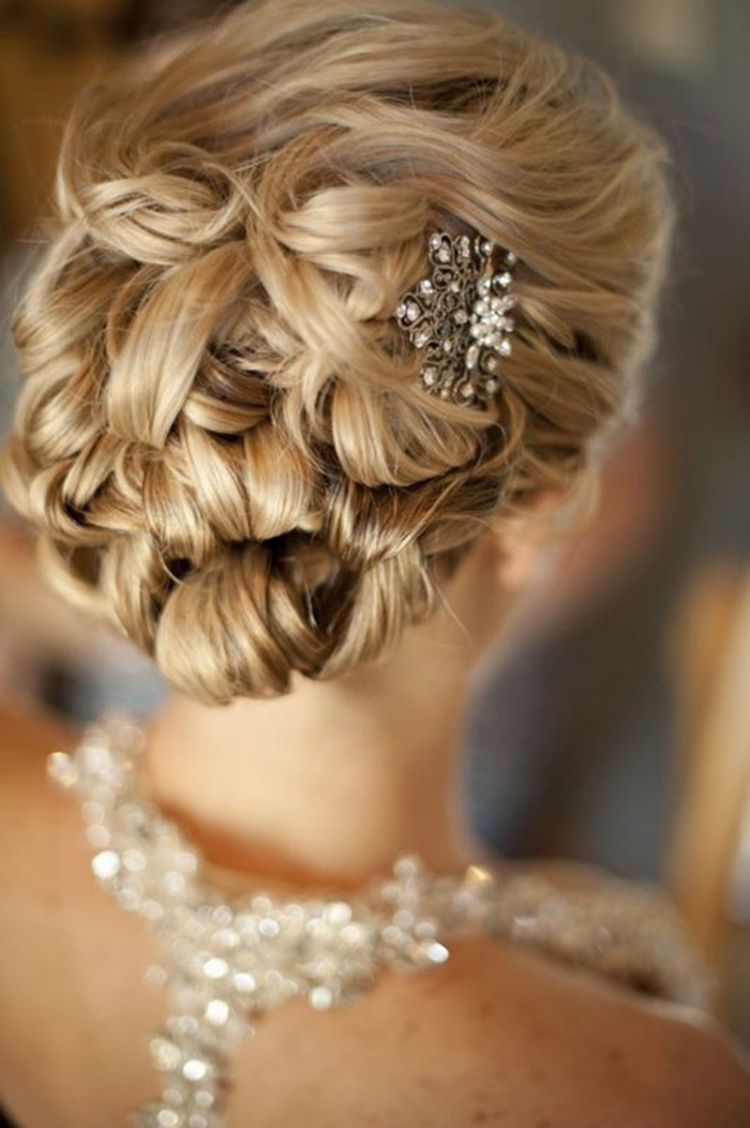 coiffure-mariage-2015-chignon-bouclé-peigne-strass