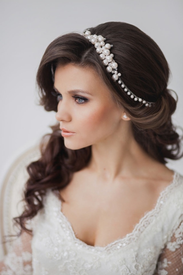 coiffure mariage cheveux longs semi-attachés-frange-côté-serre-tête-perles