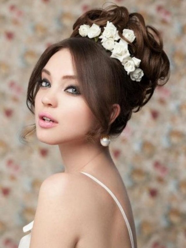 coiffure-mariage-chignon-haut-bouclé-roses-blanches