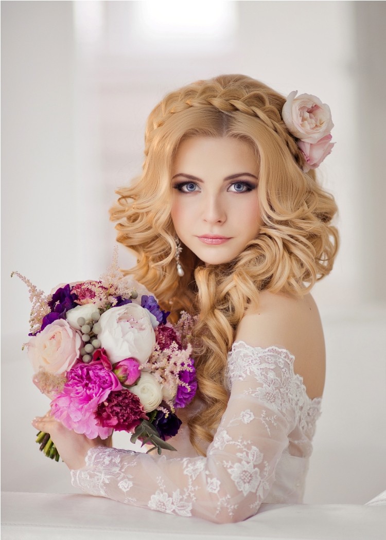coiffure-mariage-tresse-brushing-bouclé-fleur-rose