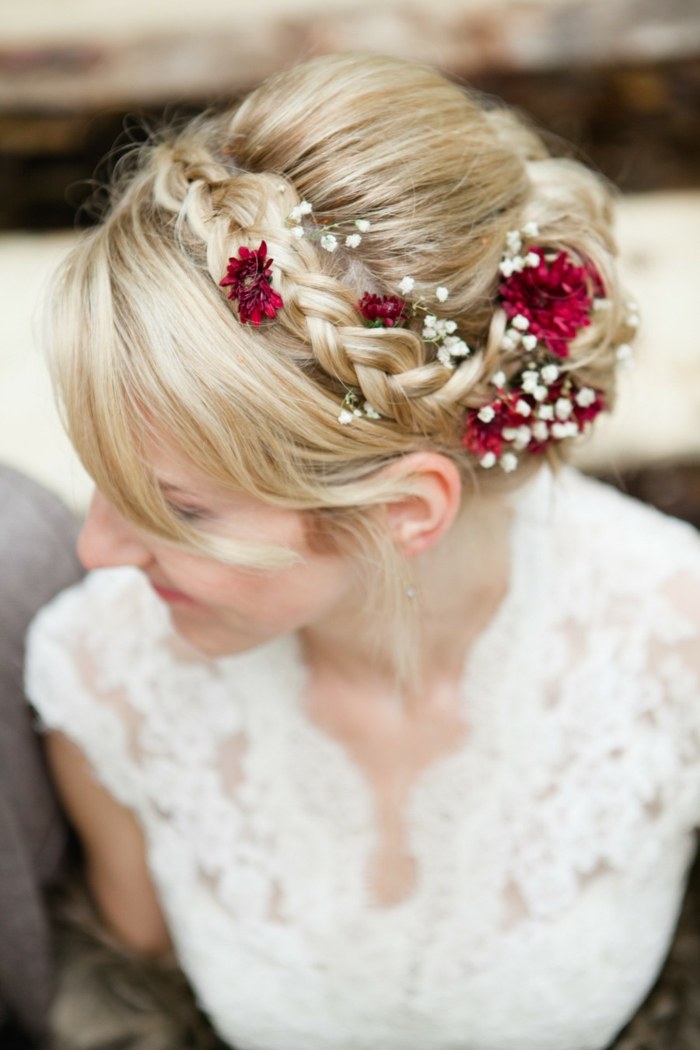 coiffure-mariage-tresse-fleurs-rouges-gypsophiles