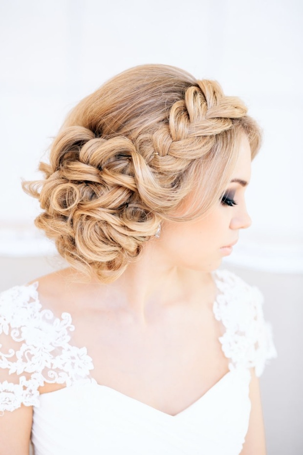 coiffure-mariage-tresse-lateral-chignon-boucles