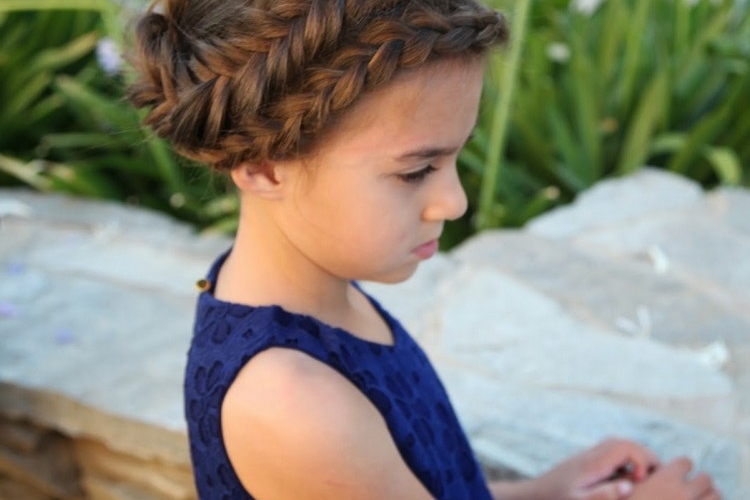Coiffure petite fille mariage : 30 superbes idées pour les fillettes d