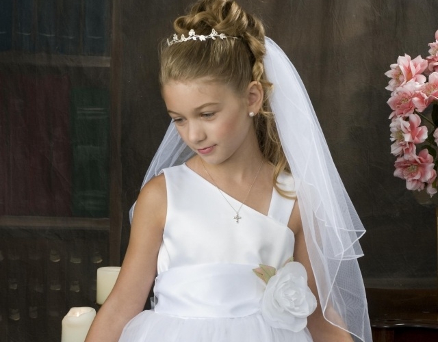 Coiffure petite fille mariage : 30 superbes idées pour les fillettes d