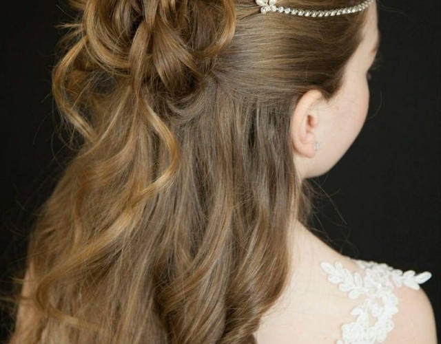 Coiffure petite fille mariage : 30 superbes idées pour les fillettes d