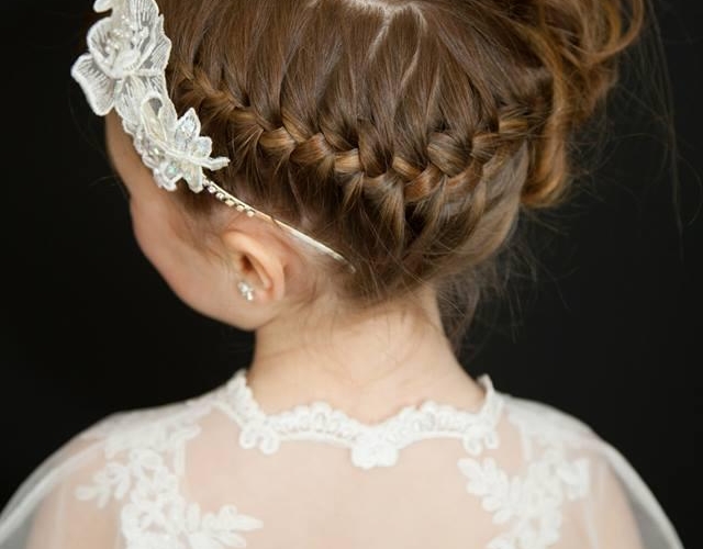 Coiffure petite fille mariage : 30 superbes idées pour les fillettes d