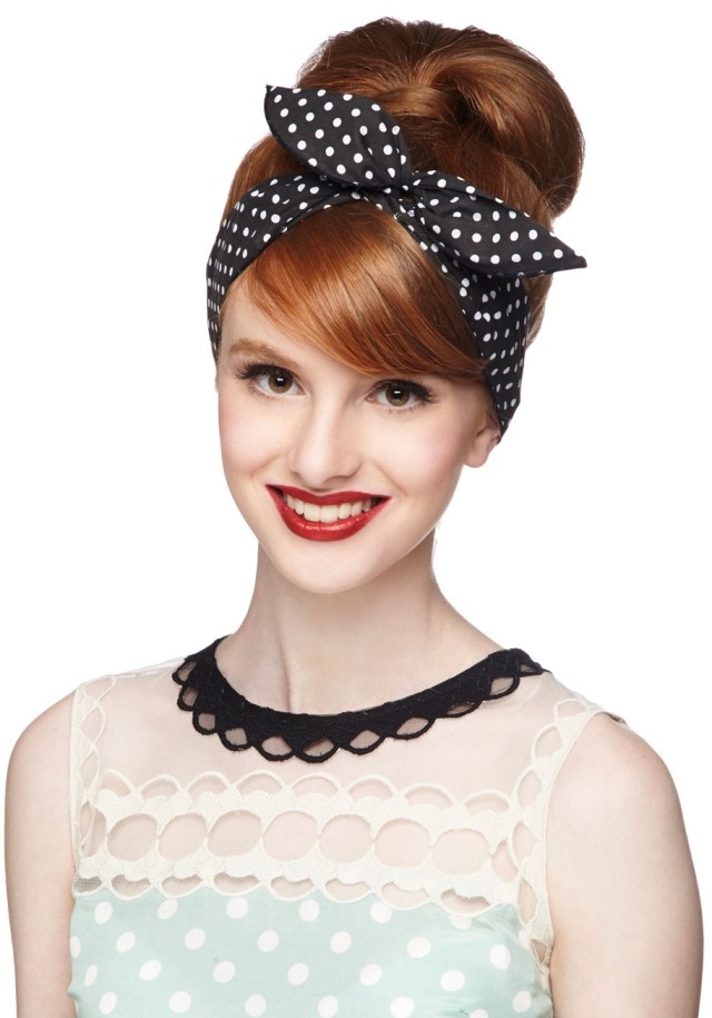 coiffure-pin-up-rockabilly-années-50-bandana-noeud-pois