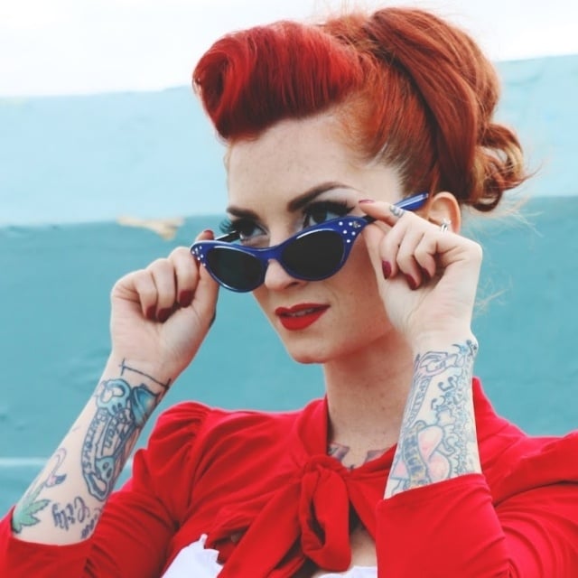 coiffure pin up rockabilly suicide-roll-cheveux-rouges