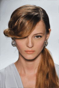 coupe-cheveux-tendance-2015-queue-cheval-raie-côté-frange-ondulée