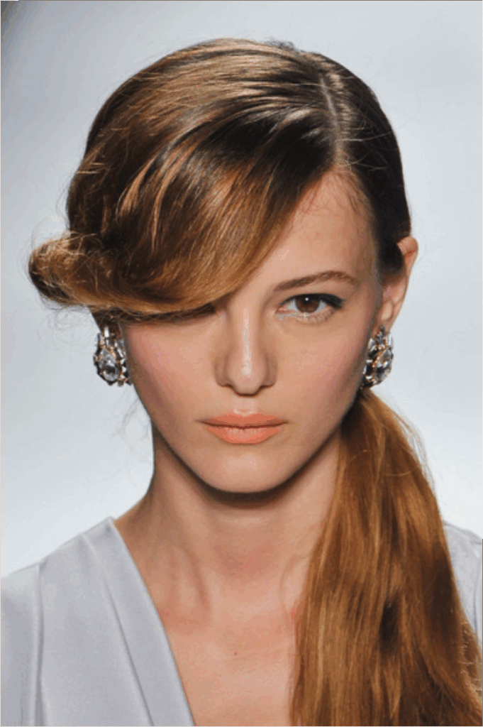 coupe-cheveux-tendance-2015-queue-cheval-raie-côté-frange-ondulée