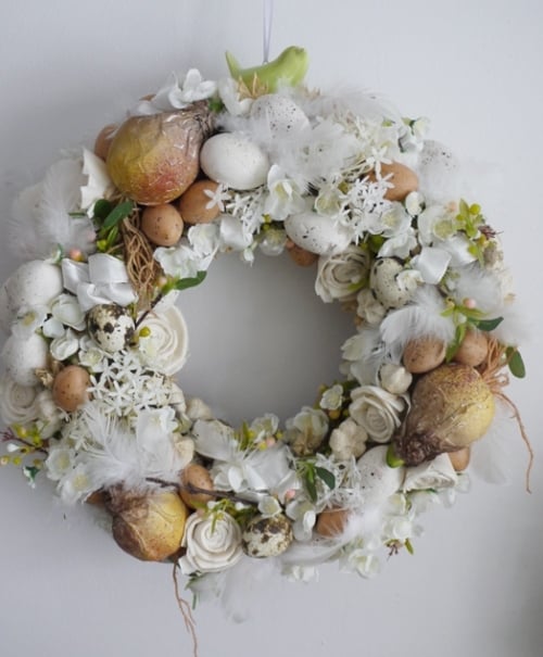 couronne-fleurs-oeufs-plumes-fruits-Pâques-2015
