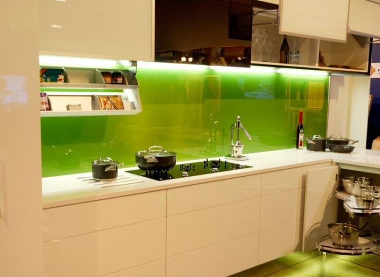 crédence en verre vert-armoires-blanches-brillant-rangement
