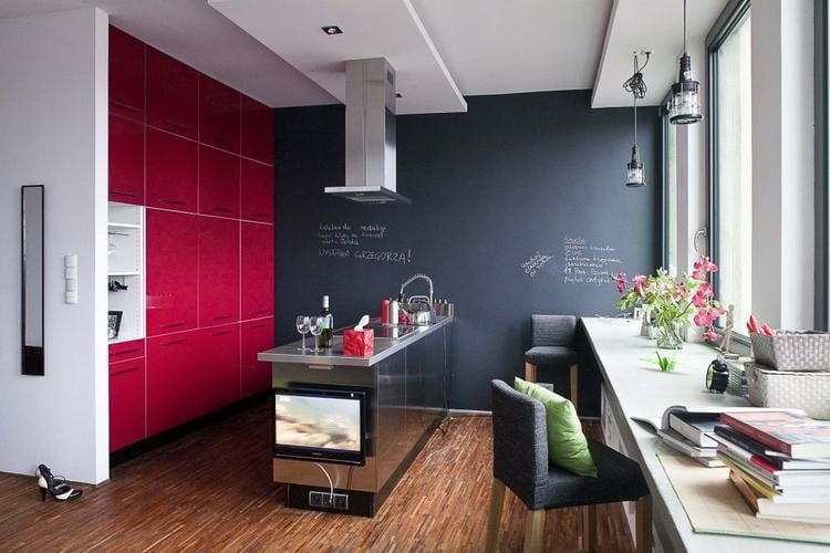 cuisine-moderne-peinture-ardoise-tableau-noir-armoires-rouges