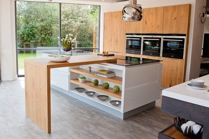 cuisine-moderne-tendance-2015-table-rectangulaire-etageres-bois
