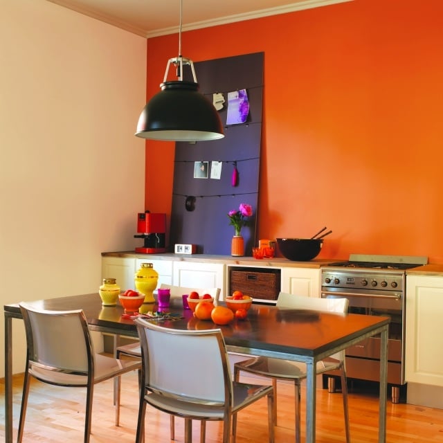 cuisine-peinture-murale-couleur-orange-ecru-coin-repas