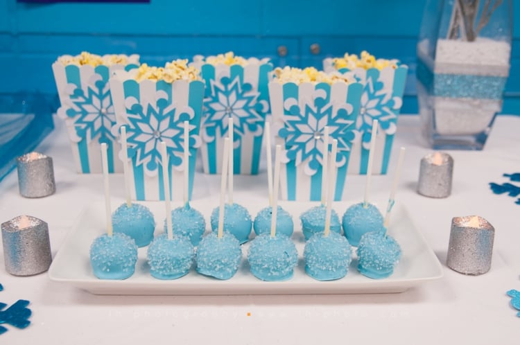 deco-anniversaire-enfant-thematique-Reine-neiges-sucreries-popcorn
