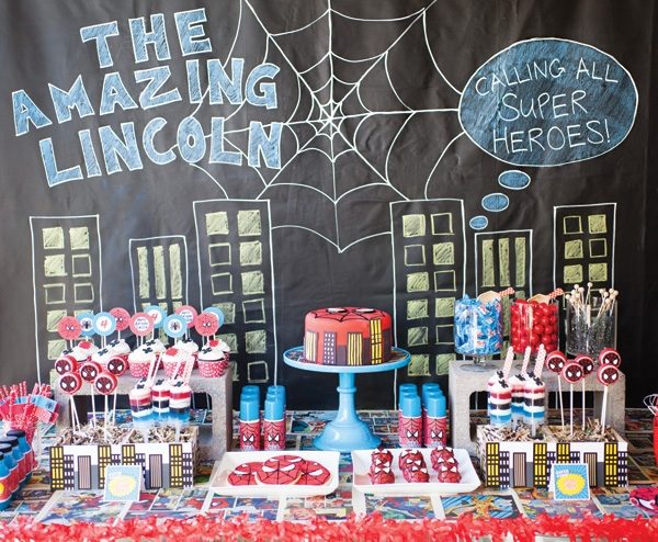 deco-anniversaire-enfant-thematique-Spiderman-gateau-sucettes-biscuits